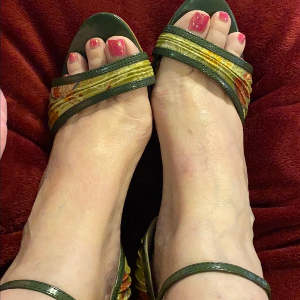 Sold liznash1208 Wild Rose red floral/green heel - Picture 4 of 11